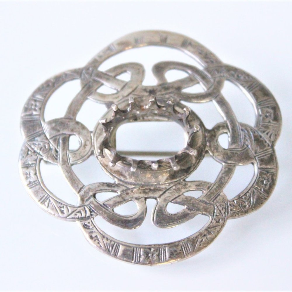 VINTAGE SCOTLAND ETCHED BROOCH